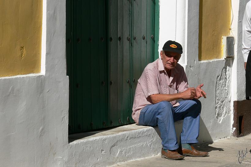 P1110168.JPG - Une des grandes activités des cubains...prendre le soleil, un cigare à la main.