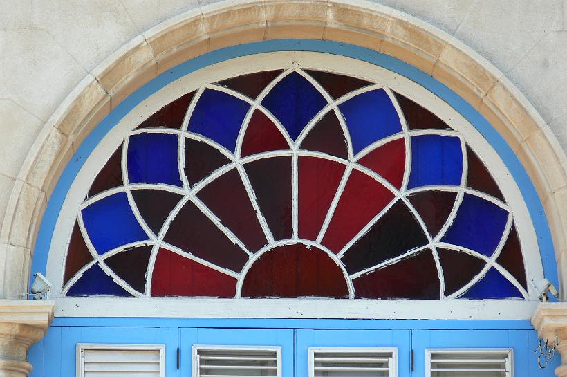 P1110175.JPG - Le Mediopunto. C'est une fenêtre à vitraux des années 1800, destinées à protéger l'intérieur des maisons du soleil.