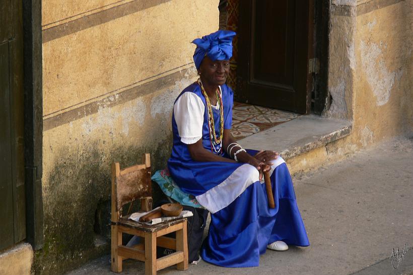 P1110203.JPG - Une cubaine en costume traditionnel...pour la photo avec les touristes.