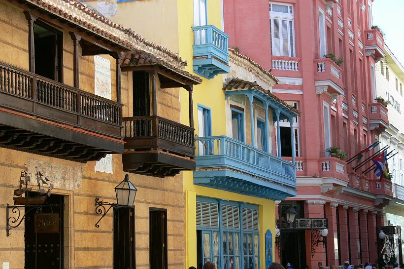 P1110220.JPG - - Calle Obispo - à la Havane est une rue du XVIe siècle avec de vieilles épiceries et magasins historiques.