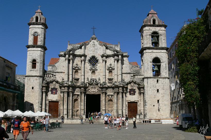 P1110239.JPG - La cathédrale de San Cristobal, à la Havane. Elle date de 1748. Elle s'appelle ainsi parce qu'elle a contenu les reliques de Christophe Colomb jusqu'en 1898.