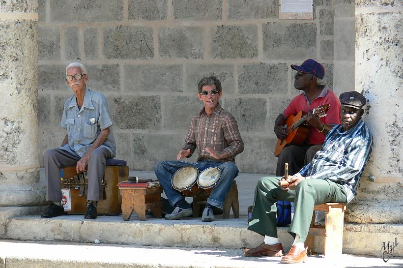P1110241.JPG - À Cuba, la musique c'est partout et à n'importe quelle heure. Ici un groupe "d'anciens" jouant sur la place de la cathédrale à la Havane. La musique cubaine est un mélange de musique espagnole et de percussions africaines.