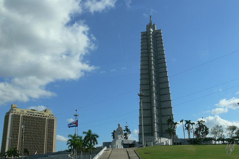 P1110280.JPG - Le mémorial José Marti, à la Havane. Il mesure 109m de haut, date de 1958 et a été construit pour le centenaire du héros national cubain. C'est de sa devise "l'éducation est le seul moyen d'accéder à la liberté" qu'est inspirée la campagne d'alphabétisation de 1961 (taux d'alphabétisation à Cuba:99,8%. En France:99%)