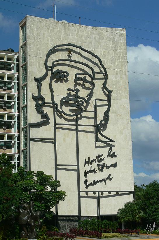 P1110281.JPG - Le visage du Che sur le bâtiment d'un ministère. C'est sur la place de la Révolution située entre ce bâtiment et le mémorial José Marti que Fidel Castro tenait ses discours. Encore aujourd'hui, les journaux publient quotidiennement des lettres ouvertes de Fidel avec des slogans comme: La patrie ou la mort ! Nous vaincrons !