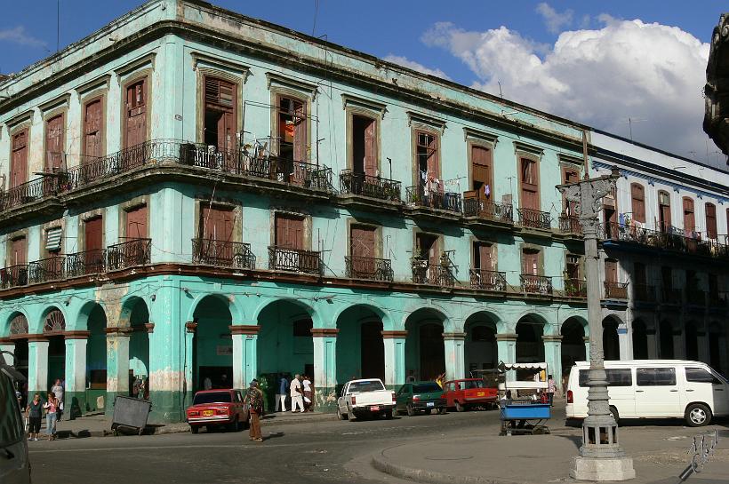 P1110297.JPG - Les bâtiments du centre de la Havane datent du XIX-XXe siècle. Ils ont été restaurés afin de retrouver les couleurs d'origine.