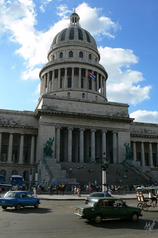 P1110299.JPG - Le Capitolio a été inauguré en 1929, c'est une copie du Capitole de Washington (qui est moins haut). Avant la révolution cubaine de 1959 c'était le siège du gouvernement. Aujourd'hui il abrite l'académie des Sciences cubaines.