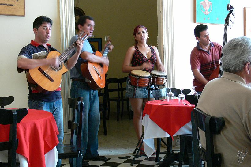P1110415.JPG - Né à Cuba au XIXe siècle, - le son - est un genre de country alliant des mélodies espagnoles. De nombreux groupes chantent - la trova tradicional -, une ballade cubaine dans les rues et les lieux publics de Trinidad.