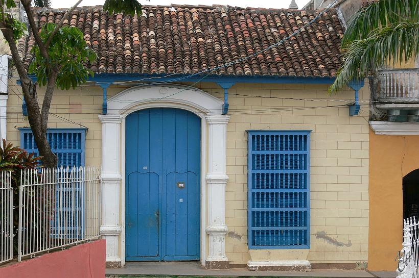 P1110450.JPG - Les maisons typiques de Trinidad ont une grande porte centrale et des fenêtres qui arrivent à quelques centimètres du sol. Elles n'ont pas de vitre mais des Barrotes, qui sont de petites pièces en bois tourné.