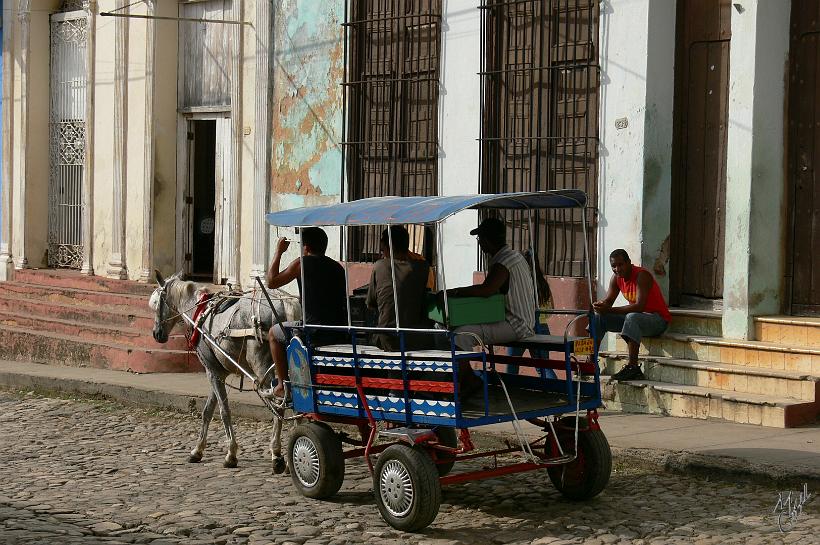 P1110466.JPG - Transports publics à Trinidad. Les voitures sont interdites au centre de la vieille ville.