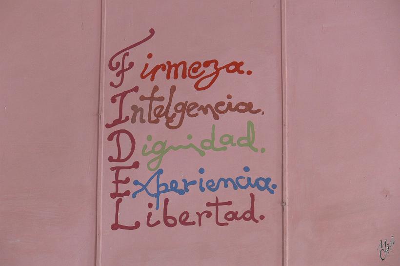 P1110477.JPG - Les slogans à la gloire de Fidel Castro et du communisme se retrouvent partout, comme ici dans un magasin d'état, où les lettres de "Fidel" se déclinent en: Fermeté, Intelligence, Dignité, Expérience, Liberté