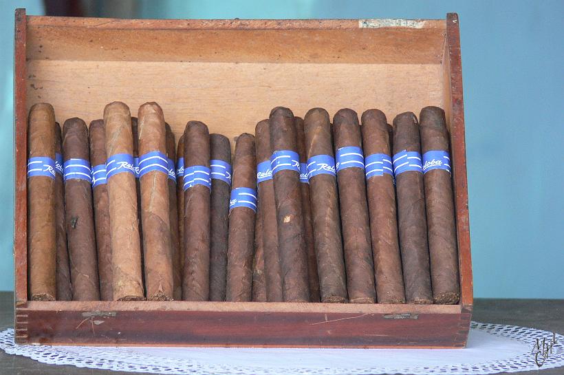 P1110613.JPG - C'est après la découverte de Cuba par Christophe Colomb que le tabac a été importé en Espagne. Il existe 32 marques de cigares cubains. Ceux représentés sur cette photo sont en ventes dans les magasins d'état et destinés à la consommation locale.