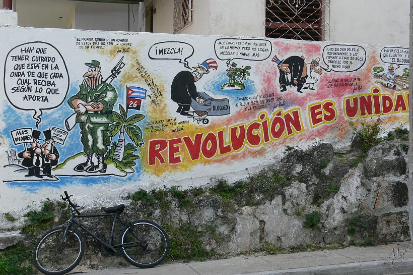 P1110625.JPG - Les slogans servant la cause révolutionnaire contre l'oppresseur américain se retrouvent partout sur l'île. Ici sur un mur des quartiers reculés de Varadero.