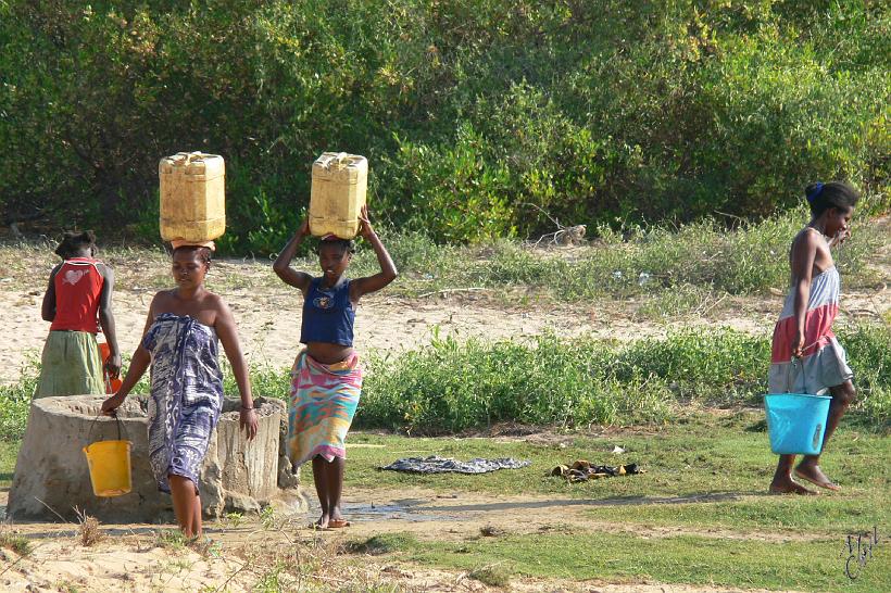 P1090247.JPG - Seul 12 % de la population a accès à l’eau potable en milieu rural à Madagascar. Les quelques puits de certains villages ne permettent que de puiser une eau qu'il faut préparer et bouillir avant de la consommer.