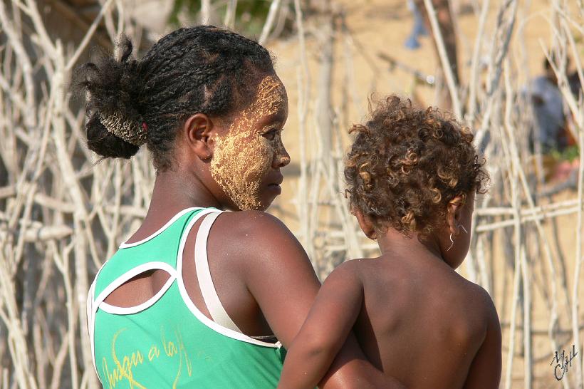 P1090263.JPG - Le masonjoany est un masque de visage que les femmes malgaches utilisent pour nourrir leur peau et pour la protéger du soleil. Ce masque est fait en râpant une branche de l’arbre qui porte ce même nom.