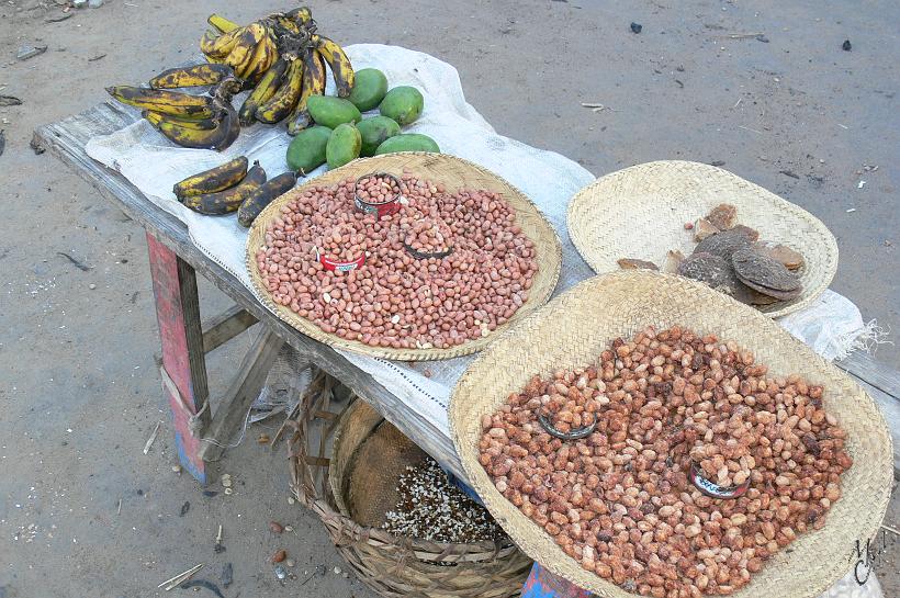 P1090559.JPG - Sur les bords des routes ou sur les marchés, les gens vendent des fruits ou les arachides qu'ils ont cultivés.