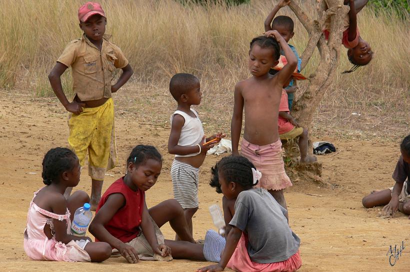 P1090769.JPG - À Madagascar, les gens estiment qu’avoir beaucoup d’enfants est une richesse. Mais la croissance économique n’arrive pas à suivre l’accroissement de la population. L'objectif du gouvernement est de faire baisser le nombre d’enfants par ménage à 3 enfants d’ici 2012 contre 5 actuellement