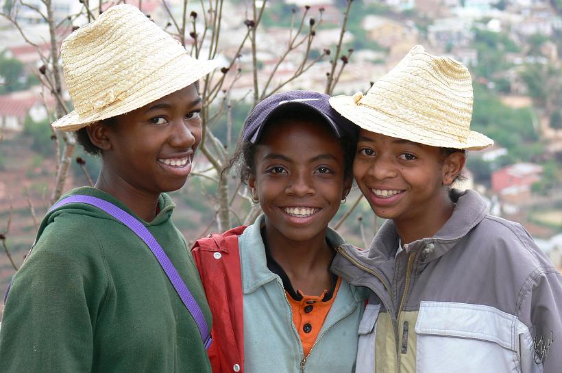 P1090992.JPG - Mélanie, Sarah et Joceline, dans les quartiers de la ville haute à Fianarantsoa.