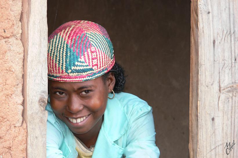 P1100072.JPG - Jeune malgache avec un chapeau traditionnel de la région de Antsirabe.