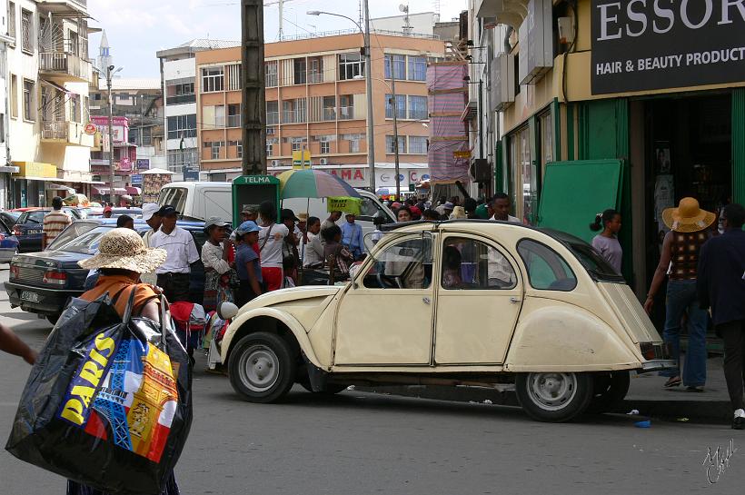 P1100349.JPG - La plupart des taxis d'Antananarivo sont des 2CV ou ...