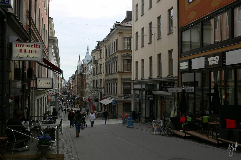P1110990.JPG - La longue et agréable rue piétonne -Drottninggatan- qui relie la partie nord de Stockholm à la vieille ville.