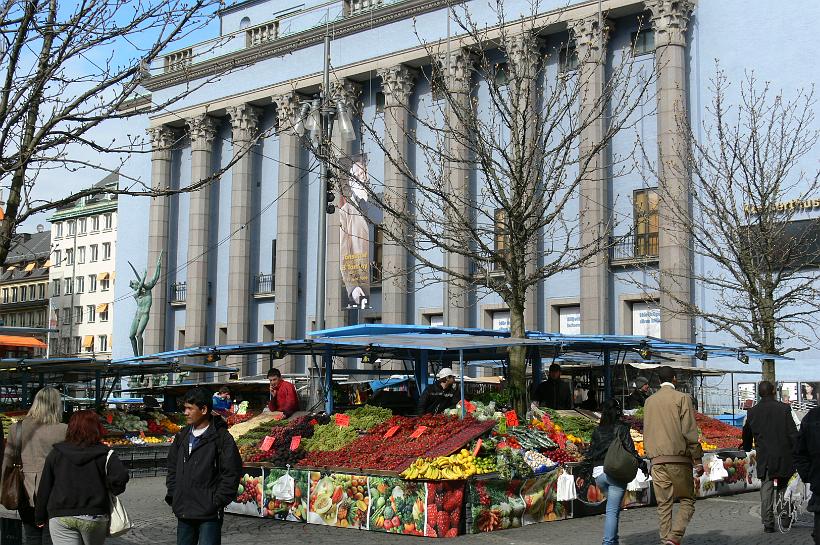 P1110995.JPG - Le marché aux fruits et légumes devant le Théâtre National...pas de problème de conservation, la température était de +6°C par cette belle journée d'avril
