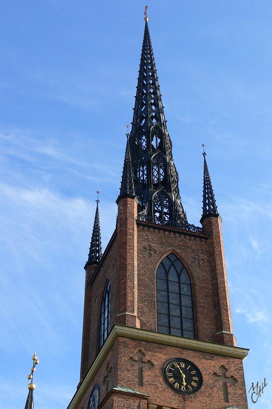 P1120079.JPG - L'église -Riddarholmskyrkan- construite sur l'île de Riddarholmen. C'est l'une des plus anciennes églises de Stockholm. Les principales parties dates du XIIIe siècle. La flèche du clocher est entièrement construite en poutres métalliques.