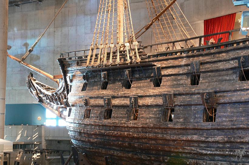 P1120335.JPG - Le Vasa. Commandé par le roi Gustave II Adolphe, ce navire de guerre était alors le plus puissant qui ait jamais existé. Il était destiné à combattre l'ennemi danois. Trois années ont été néessaires pour construire ce navire de 69m avec dix voiles (1275 m²). Les mâts avaient 50m de hauteur et l'armement comptait 60 canons.