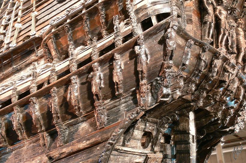 P1120343.JPG - Le 10 août 1628, le jour de son inauguration, le Vasa coula à pic après un voyage de seulement 1300m. L'eau s'est engouffrée par les sabords (ouvertures pour le passage des canons), restés ouverts pour ce voyage inaugural. Après avoir passé 333 années au fond de l'eau, l'épave fut renflouée en 1961. Exposé dans un musée, il est aujourd'hui restauré et est à 95% identique à l'original.