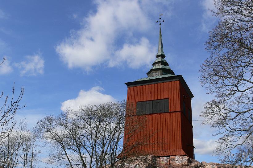 P1120381.JPG - -Nyköping- petite ville sur les rives de la mer Baltique, à 100km de Stockholm, au sud-ouest de la Suède. Ici le Borgareberget qui était un petit fort destiné à protéger la ville. Il se situe sur une colline de 130m, le long d'un précipice de 40m.