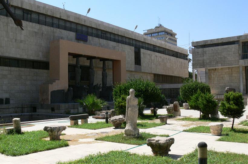 P1080572_museeNationalAlep.JPG - Le Musée archéologique d'Alep, l'un des plus beau du pays. Il présente un panorama de l'art de la Syrie depuis la préhistoire.