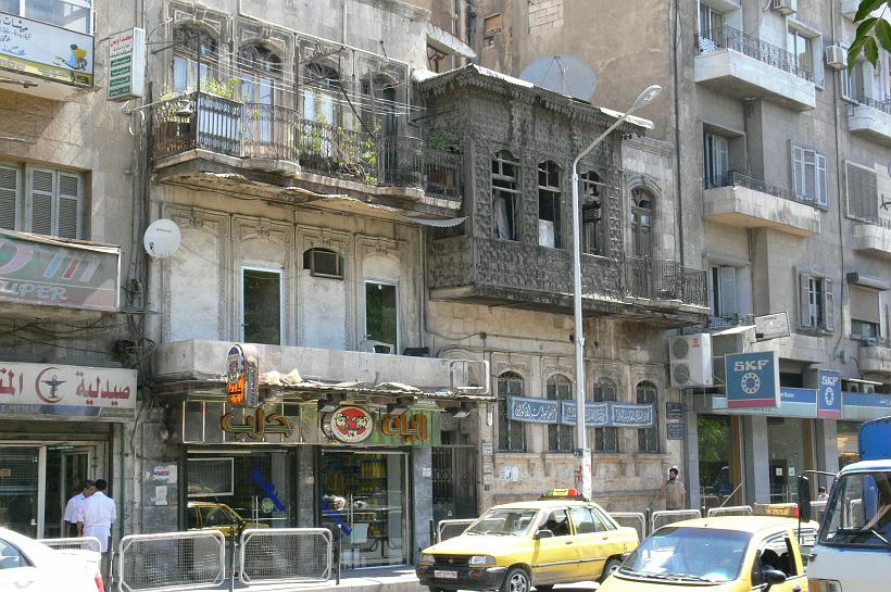 P1080574.JPG - Une ruelle bien animée au centre d'Alep. Cette ville est la plus vieille ville du monde toujours habitée depuis sa création. Elle existait déjà 2000 ans av. J.-C. sous le nom de Halab. Le centre de la ville a été classé au patrimoine mondiale de l'humanité par l'Unesco en 1986