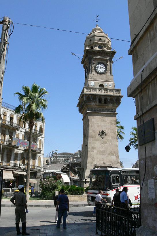 P1080578.JPG - La place bab al–Faraj, avec son horloge de la fin du XIXe siècle, est le centre du quartier des commerces populaires