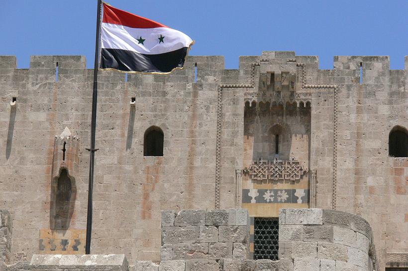 P1080634.JPG - Le drapeau syrien flottant sur la citadelle.