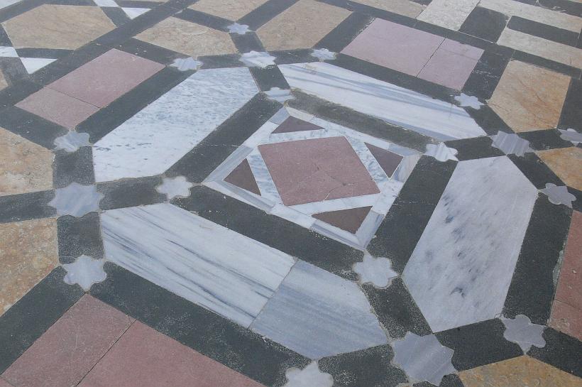 P1080644.JPG - Tout le sol de la mosquée est fait de mosaïques de marbre.
