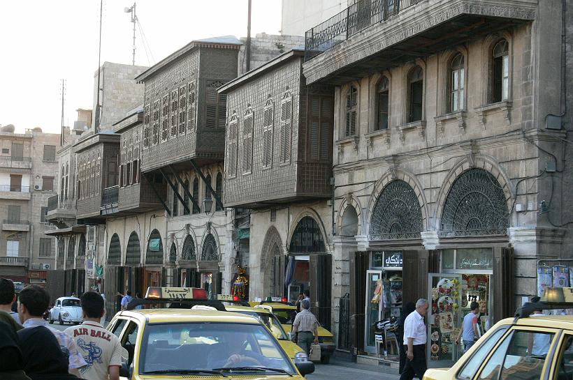 P1080709.JPG - La rue Al Mutanabbi dans la vieille ville d'Alep. Au centre ville subsistent de nombreuses maisons en bois et fer forgé, de l'architecture ottomane du XIXe siècle (empire multi-ethnique et très puissant, qui a existé de 1299 à 1922, soit 623 ans sur trois continents: Arabie/Asie, Afrique du nord, Europe du sud).