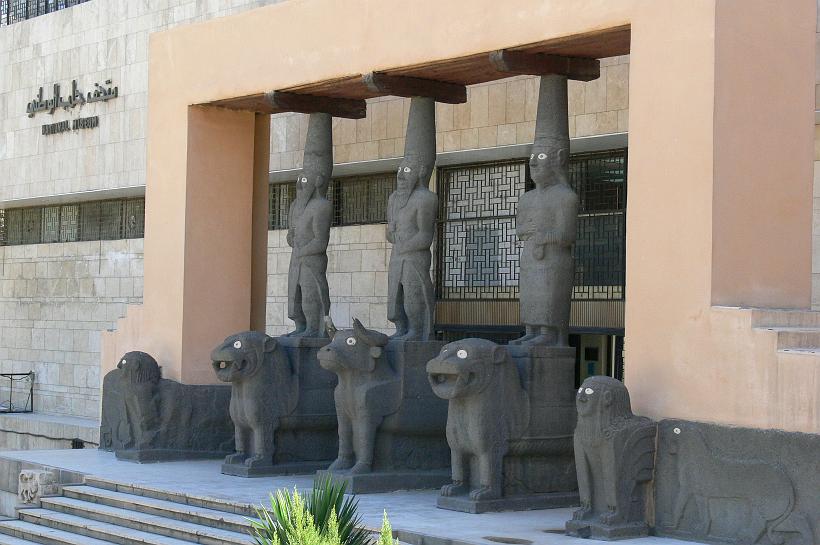 P1080715.JPG - Les statues en basalte à l'entrée du Musée sont des répliques de celles qui décoraient le temple araméen de Tell Halaf (1er millénaire av. J.C.)