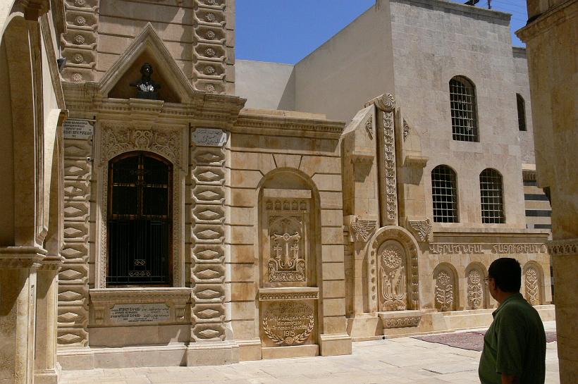 P1080721_KahnVieuxQuartierArmeen.JPG - Visite avec Isa d'un ancien couvent dans le très joli quartier arménien d'Alep. Le réseau arménien était le plus ancien dans le commerce des tissus et jouait un rôle déterminant dans le commerce de la soie au XVIe siècle