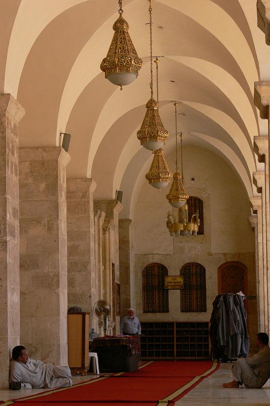 P1080774.JPG - L'entrée de la mosquée où les hommes se reposent et où il fait bon rester à l'abri du soleil brûlant.