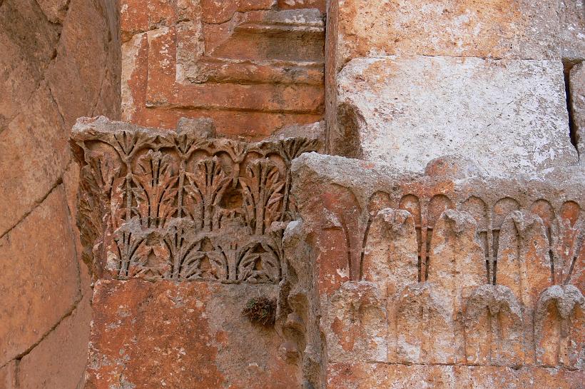 P1080813.JPG - Détail sur des décorations sculptées dans l'église de Mouchabbak.