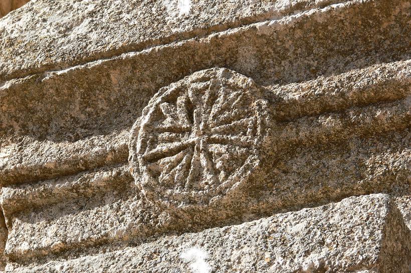 P1080844.JPG - Siméon était le premier ascète à se hisser au sommet d'une colonne (stylos en grec). À partir de là fut créé le mouvement -stylite- suivi par de nombreux moines ermites du christianisme. Ici une croix byzantine comme elles étaient souvent gravées sur les églises et maisons.