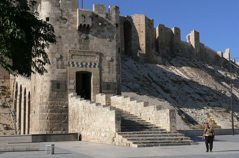 P1080920.JPG - Haute de 50m, la citadelle d'Alep domine la ville. Les premières traces d'occupation remontent au Xe siècle av. J.C.. On dit que Abraham s'y est arrêté pour traire sa vache rousse. La construction de la citadelle actuelle date de 1210.