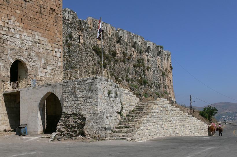 P1080981.JPG - 04 juillet, arrivée au sud-ouest de la Syrie, à env. 200km d'Alep, sur le cite du château -le Krak des Chevaliers- (Qalaat al-Hosn). Ses origines datent de 1031. Pendant le mandat français en Syrie qui a commencé en 1920, il était si important pour les autorités françaises, qu'ils le déclarèrent monument et donc territoire français.