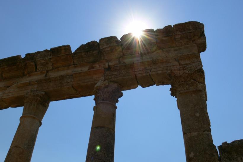 P1090083.JPG - Près de la longue colonnade est construit le temple du grand dieu de la ville : Zeus Bêlos. Plus loin, appuyé dans le creux d’une colline s’élève un énorme théâtre (139 mètres de diamètre)