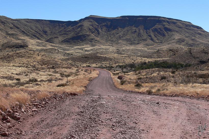 P1130010.JPG - La Namibie possède 37.000 km de pistes et seulement 5.500 km de routes goudronnées. Le pays est situé sur un plateau avec une altitude moyenne de 2000 m.