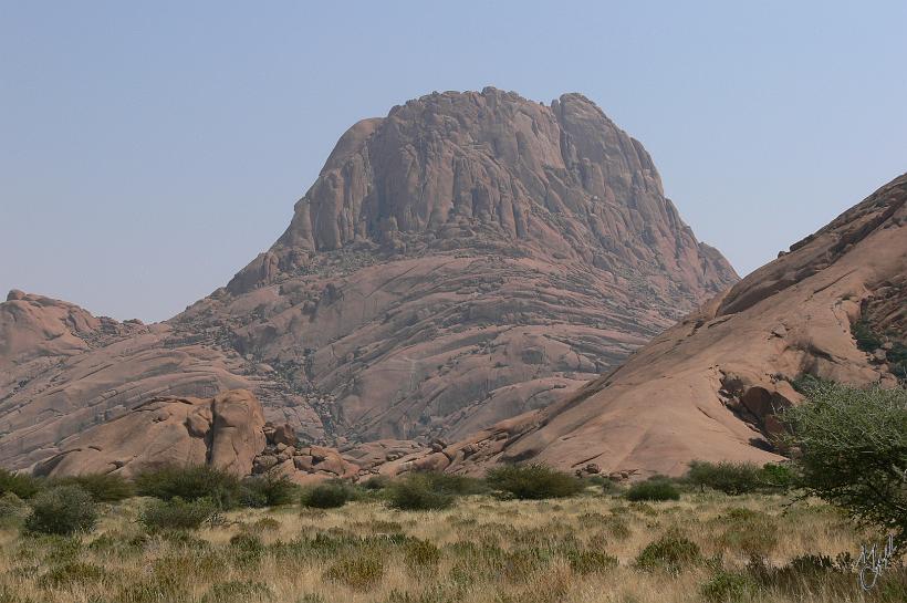 P1130625.JPG - Le Spitzkoppe (chapeau pointu en afrikaans). Avec ses 1.728m (au dessus du niveau de la mer) il domine les plaines du sud du Damaraland. Sa hauteur par rapport au désert environnant est de 700m. Il se situe à env. 150km au nord de Swakopmund.