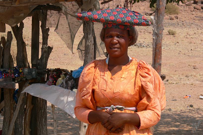 P1130997.JPG - Le costume des femmes Herero est souvent très coloré et leur coiffe très large est supposée représenter des cornes de boeuf. Les Herero représentent env. 8% de la population de Namibie.