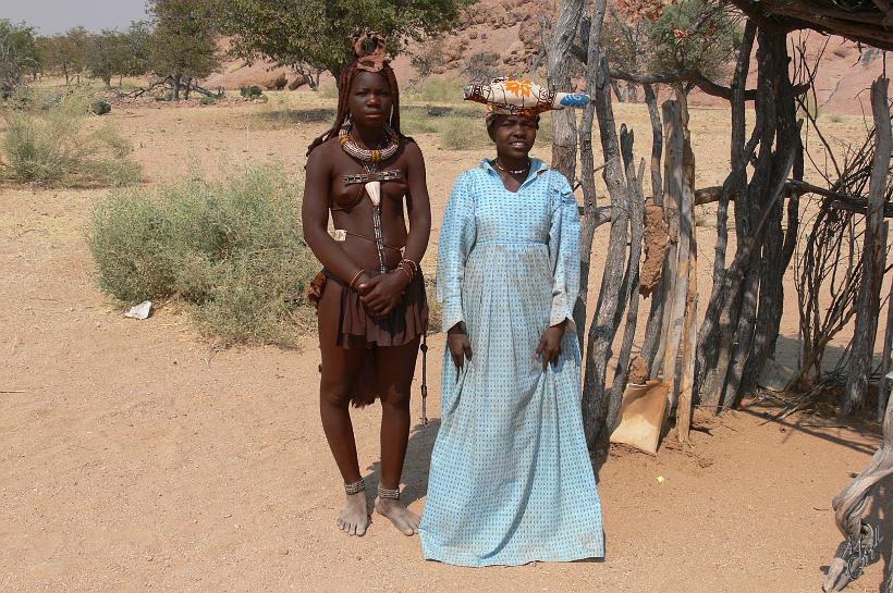 P1140002.JPG - Une jeune fille Himba et une jeune fille Herero au bord d'une route au centre du pays. Ces deux communautés sont apparentées.