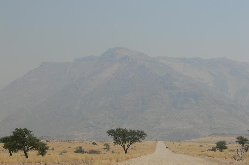 P1140019.JPG - Le Brandberg estimé à plus de 140 millions d'années est le plus haut sommet de Namibie (2573m).