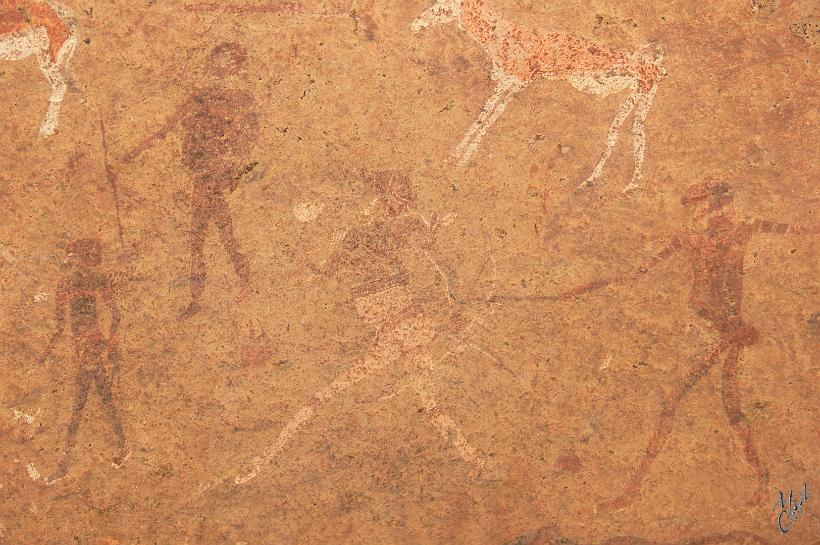 P1140046.JPG - Ces peintures de tribus bushmen représentent la célèbre Dame Blanche qui remonterait à 16.000 ans. Le personnage qui mesure environ 40 cm est en fait la représentation d'un jeune homme qui est initié et guidé par un adulte placé derrière lui.