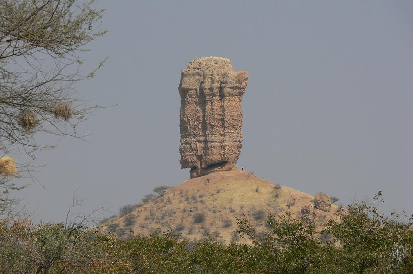 P1140103.JPG - VingerKlip (Finger Rock) près de Khorixas. Un rocher calcaire de 35 m de haut - le petit point à droite au pied du rocher est une personne!! – Ce rocher est un reste des dépôts calcaires de la rivière Ugabet il y a 2 Mio. d'années.